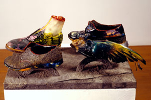 Paul Thek / 
Untitled (Bird and Shoes), 1965 / 
wax paint objects in plexi box / 
13 3/4 x 27 1/2 x 18 1/2 in (34.9 x 69.8 x 47 cm)