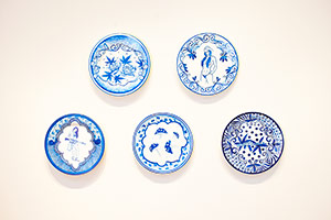 Eduardo Sarabia / 
History of the World, 2008 / 
Hand painted ceramic on plates / 
Each 12.6 in. (32 cm) diameter